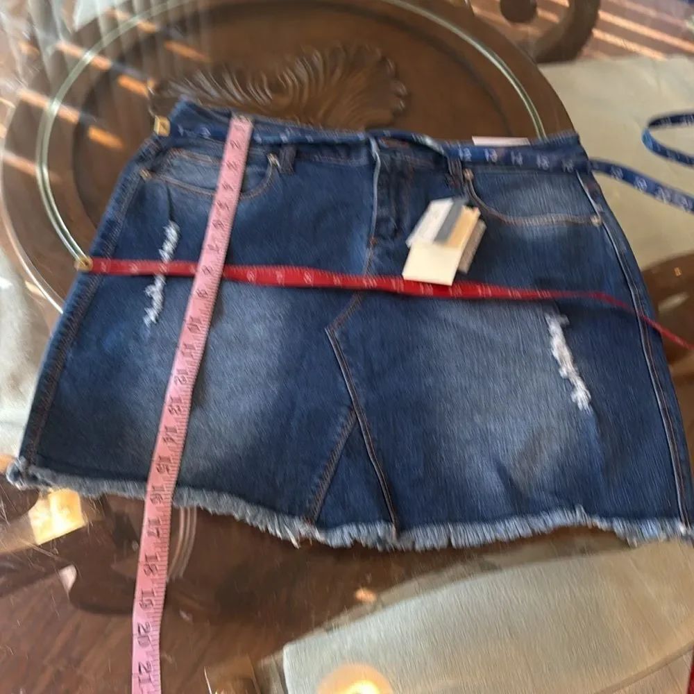 Love Tree Blue Denim Mini Skirt Size Large Distressed Fringe Hem 5 Pockets New - Picture 9 of 9